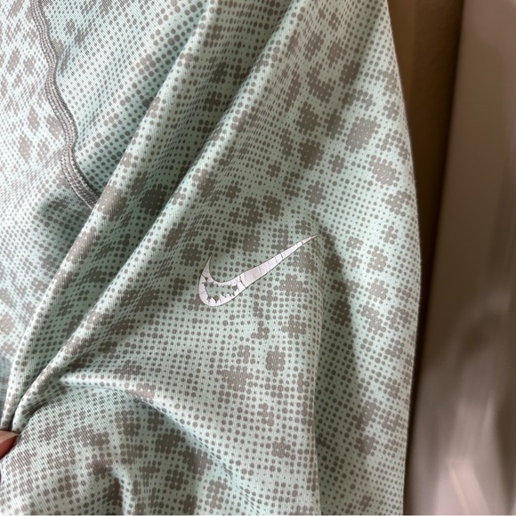 Nike 1/2 Zip Top - Picture 3 of 3